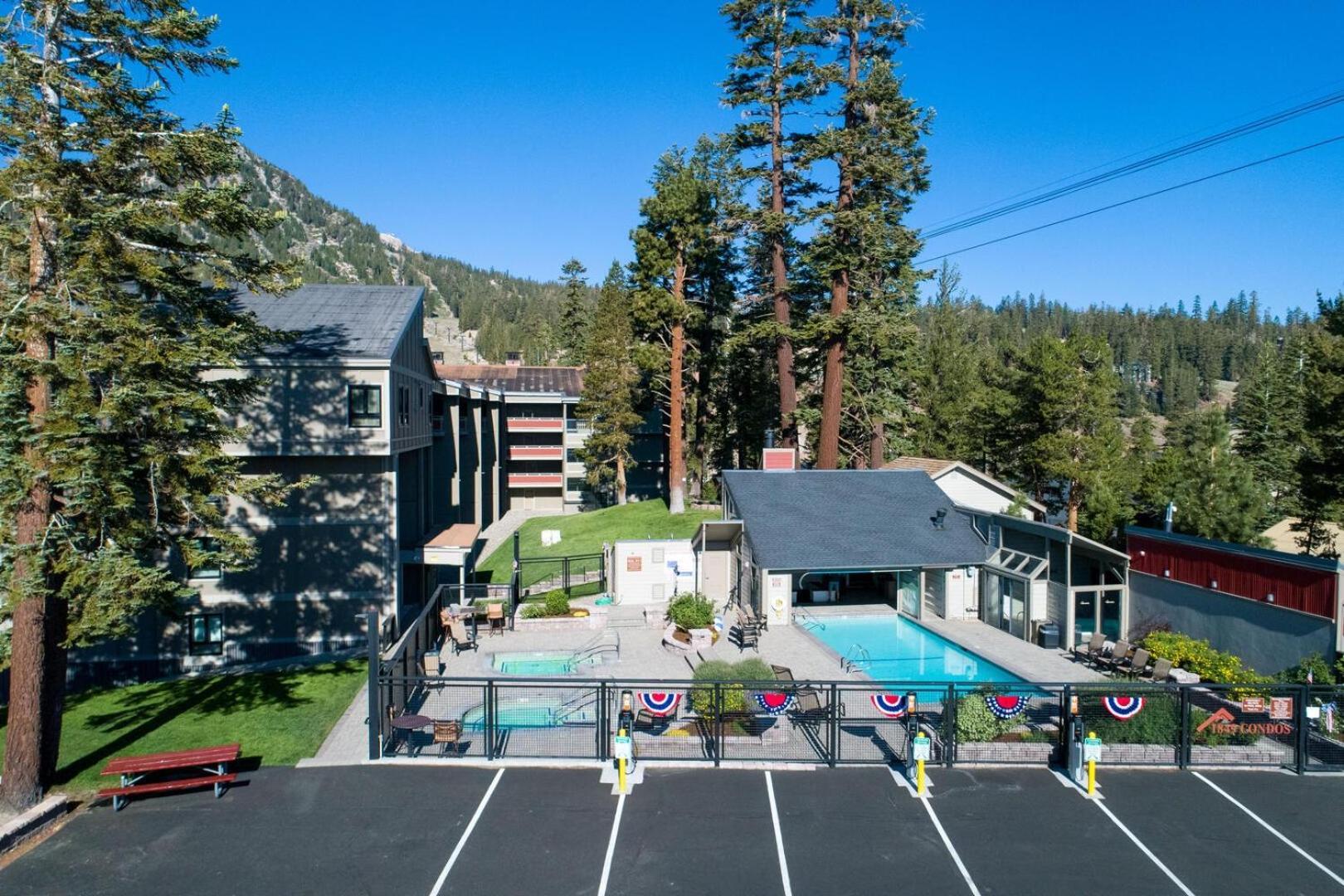 Walk To Lifts! Remodeled 2 Bedroom Appartement