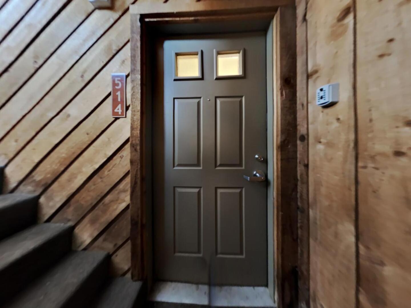 Walk To Lifts! Remodeled 2 Bedroom *