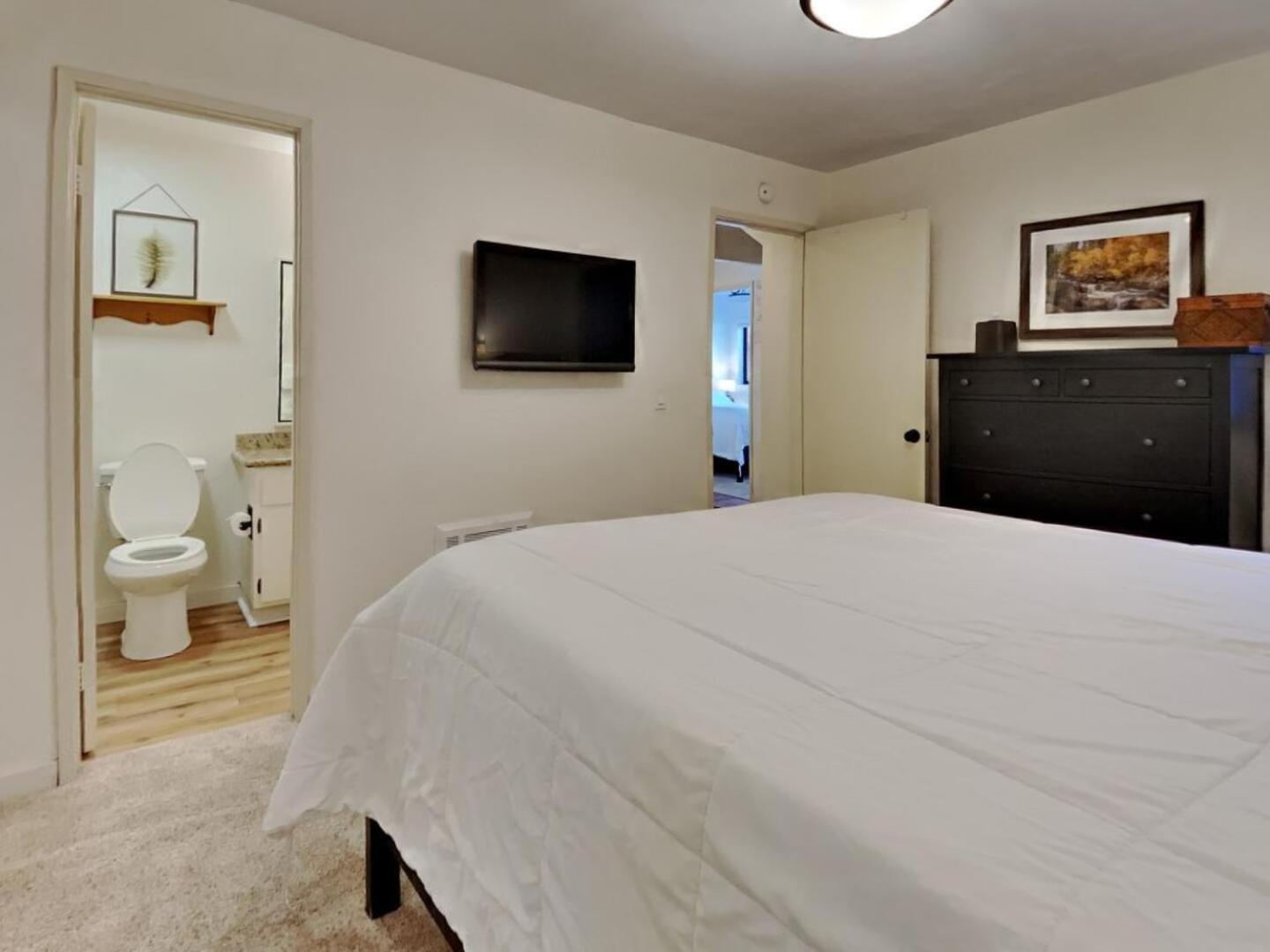 Walk To Lifts! Remodeled 2 Bedroom Appartement *