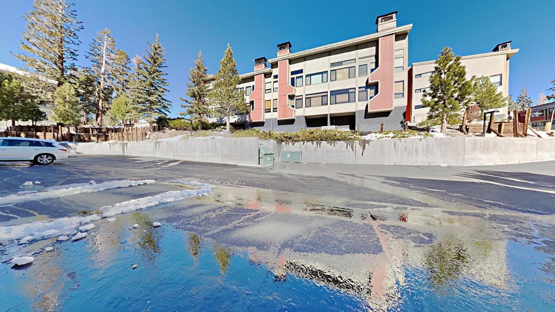 Walk To Lifts! Remodeled 2 Bedroom *