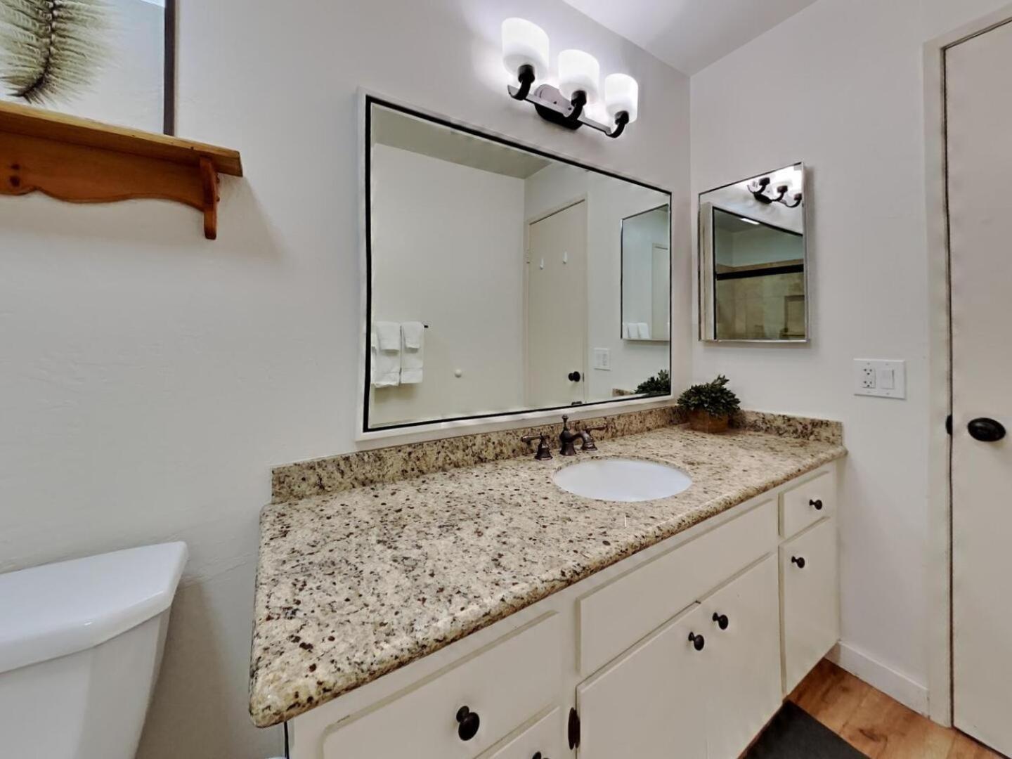 Walk To Lifts! Remodeled 2 Bedroom Mammoth Lakes