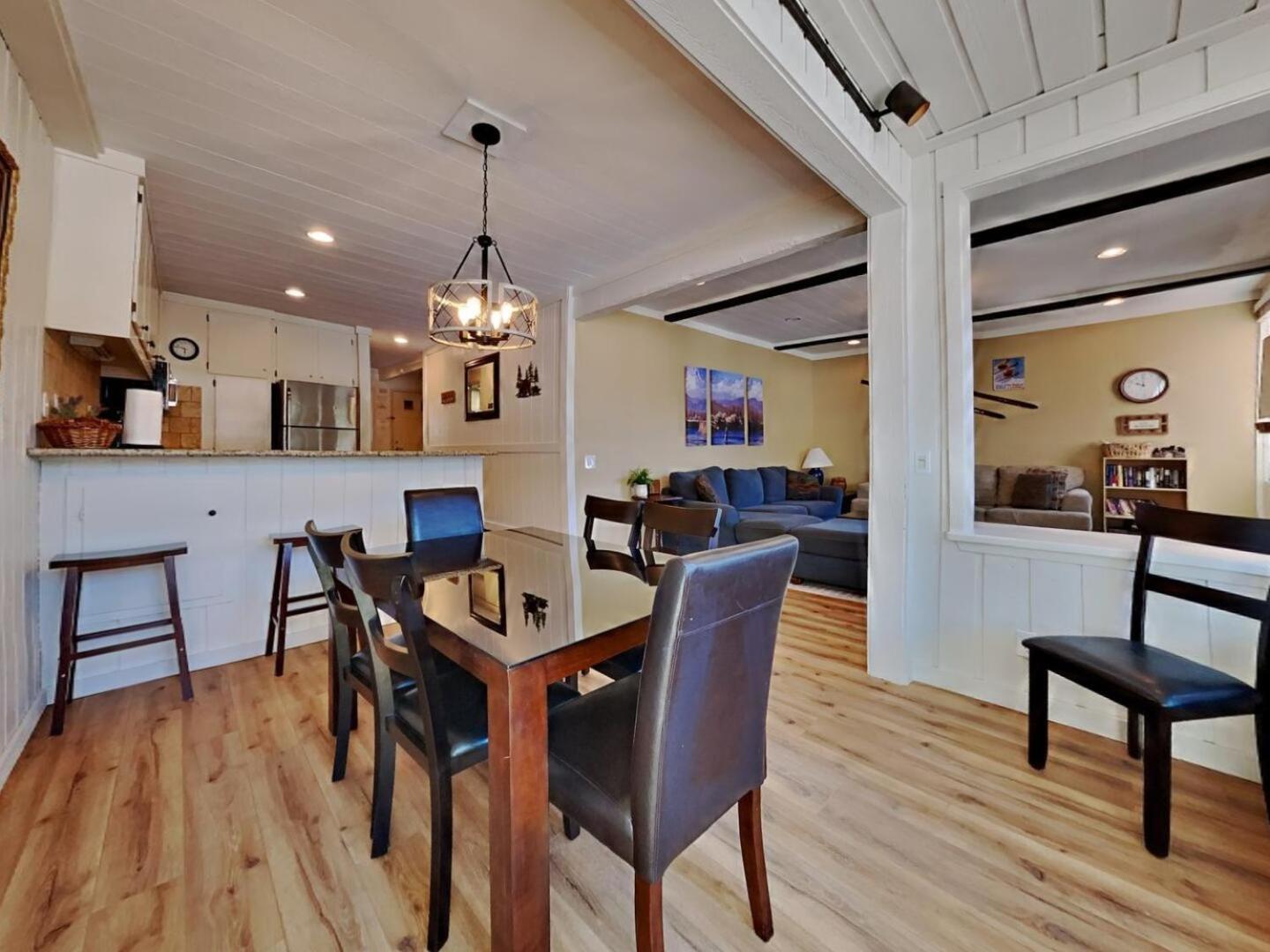 Walk To Lifts! Remodeled 2 Bedroom *