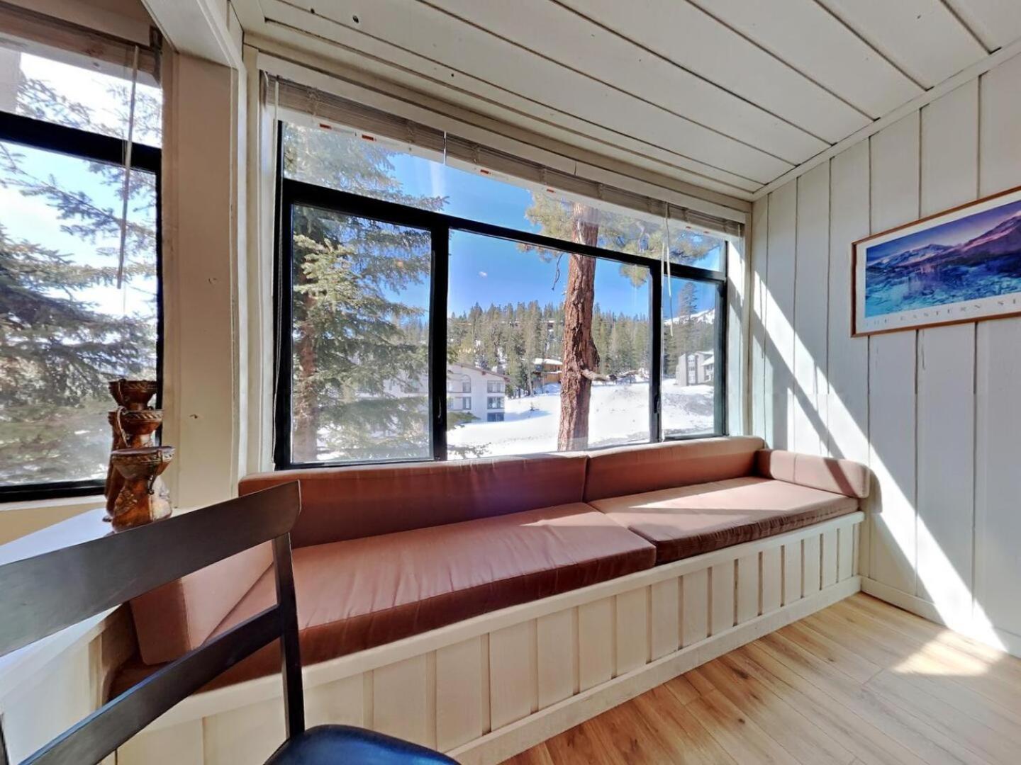 Walk To Lifts! Remodeled 2 Bedroom Mammoth Lakes
