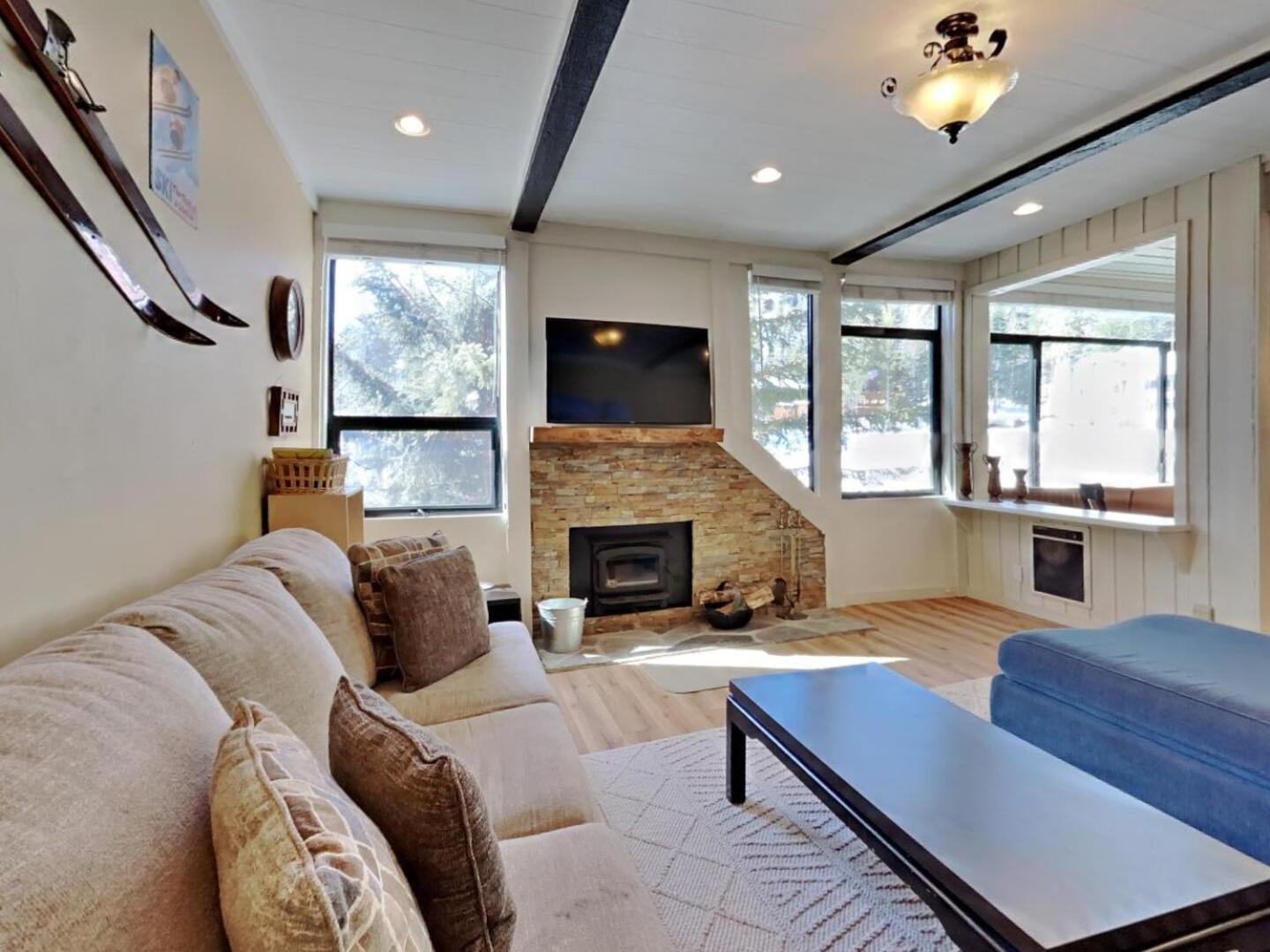 Walk To Lifts! Remodeled 2 Bedroom * Mammoth Lakes