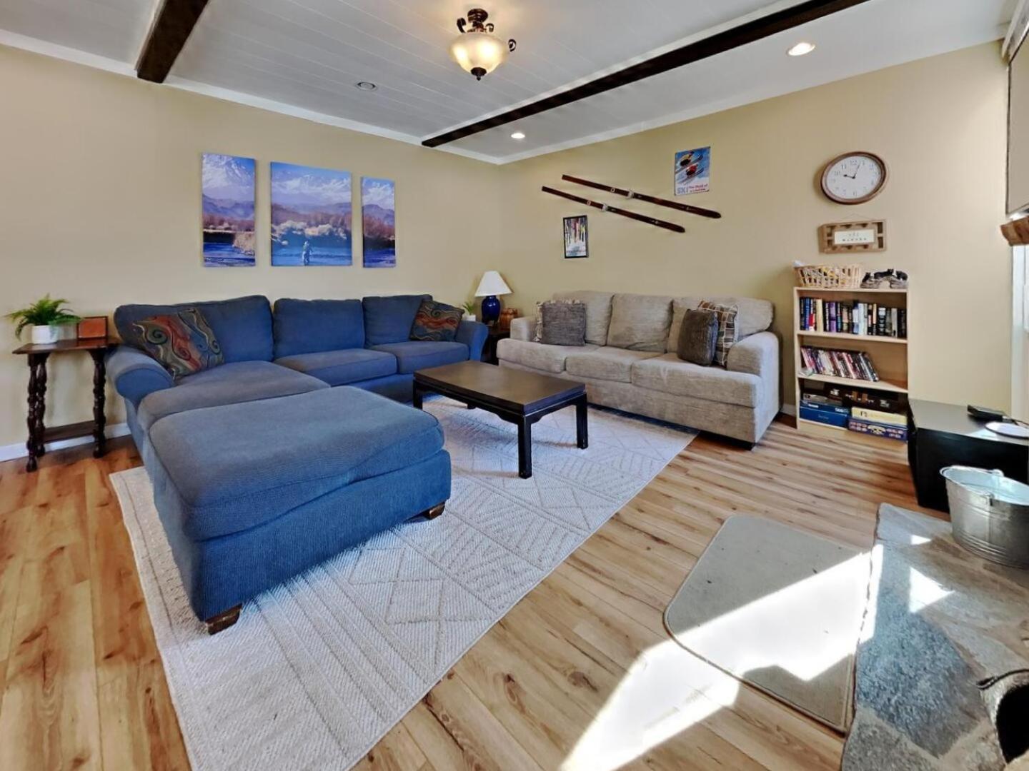 Walk To Lifts! Remodeled 2 Bedroom Appartement