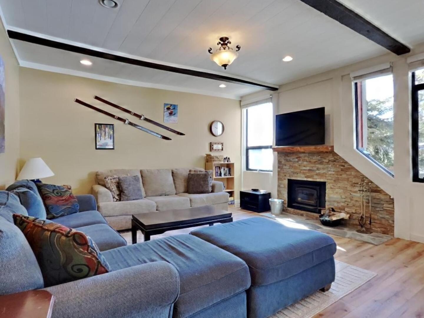 Appartement Walk To Lifts! Remodeled 2 Bedroom *